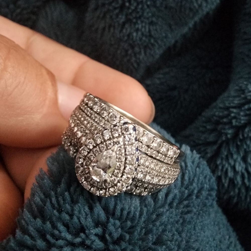 1 CT Ring sz 10 with hints of sapphire 14k white gold